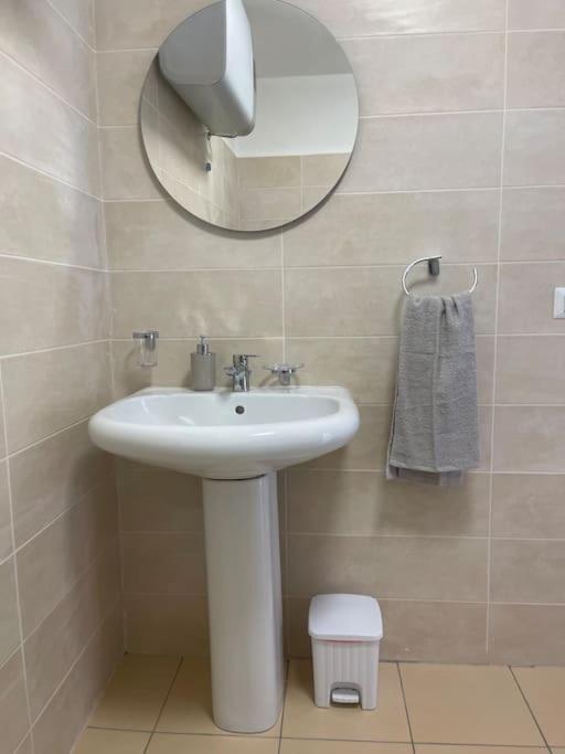L'Etrange Rendez-Vous Tome 1 Apartment Carona  Ngoại thất bức ảnh