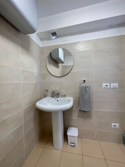 L'Etrange Rendez-Vous Tome 1 Apartment Carona  Ngoại thất bức ảnh